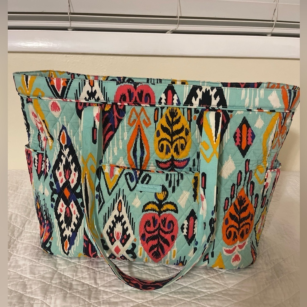 Cute Vera Bradley travel bag with zipper—aqua green.